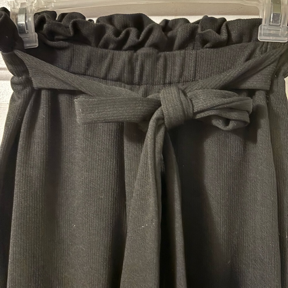 SHEIN Paper bag waist with tie belt. Black size Medium